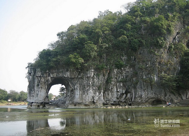 公园以象鼻山为主体,还有水月洞,普贤塔,象眼岩,舍利塔和北边临水的三