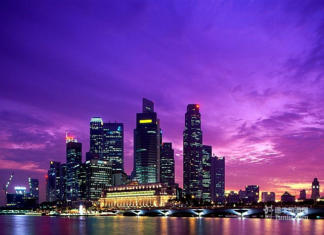 城市背景搭配紫色基调商务高端幻灯片ppt模板